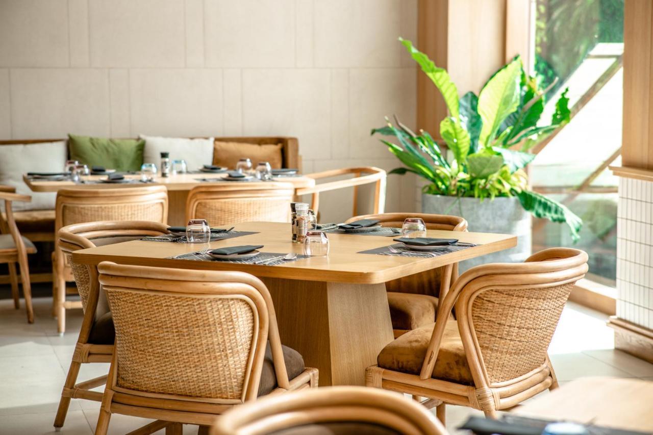 ホテル ノボテル ハイデラバード エアポート エクステリア 写真 Interior of the restaurant