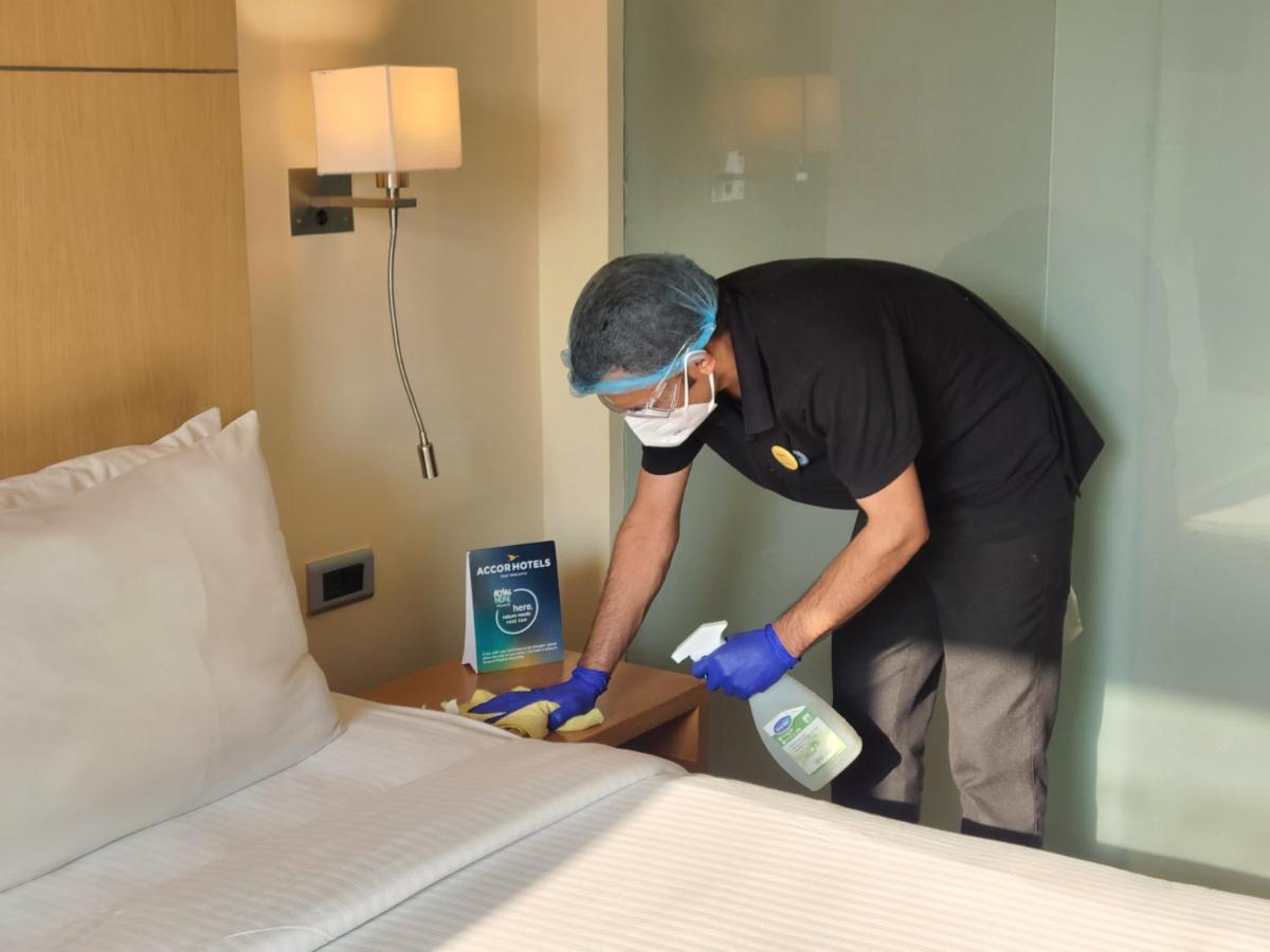 ホテル ノボテル ハイデラバード エアポート エクステリア 写真 A hotel employee cleans a guest room.