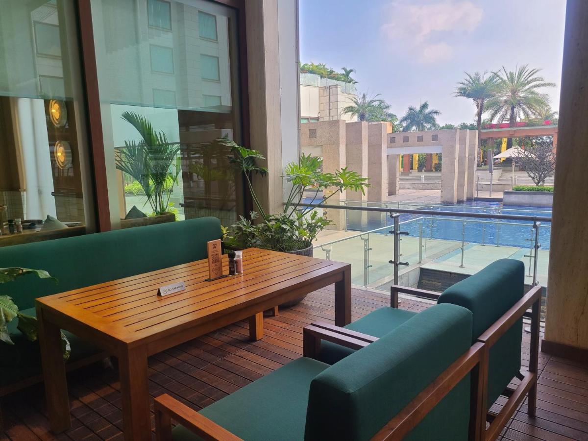 ホテル ノボテル ハイデラバード エアポート エクステリア 写真 The pool at the hotel