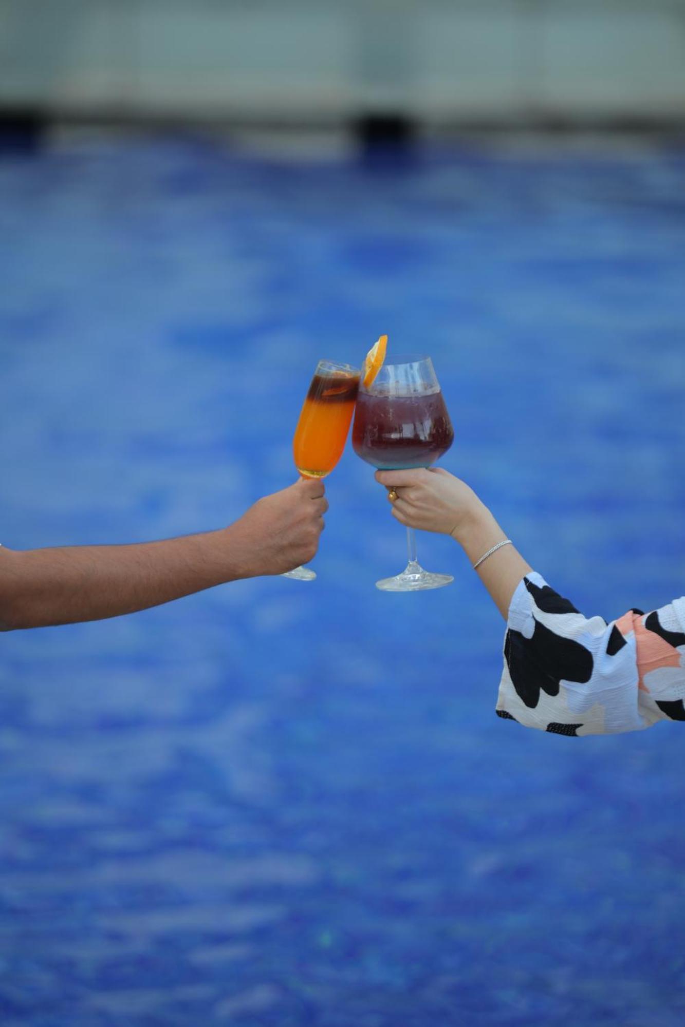 ホテル ノボテル ハイデラバード エアポート エクステリア 写真 A toast with two glasses
