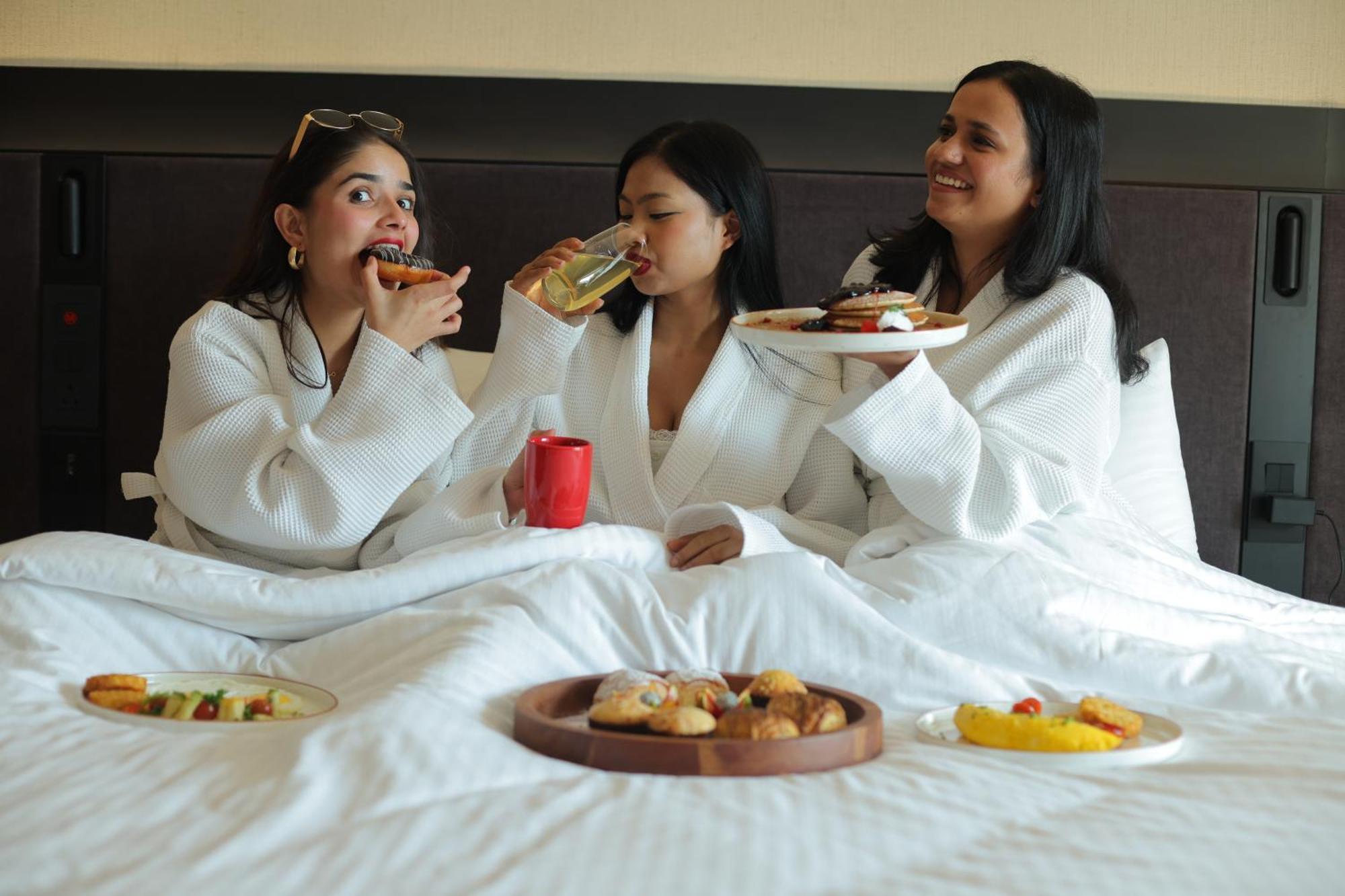 ホテル ノボテル ハイデラバード エアポート エクステリア 写真 In-room dining at a hotel