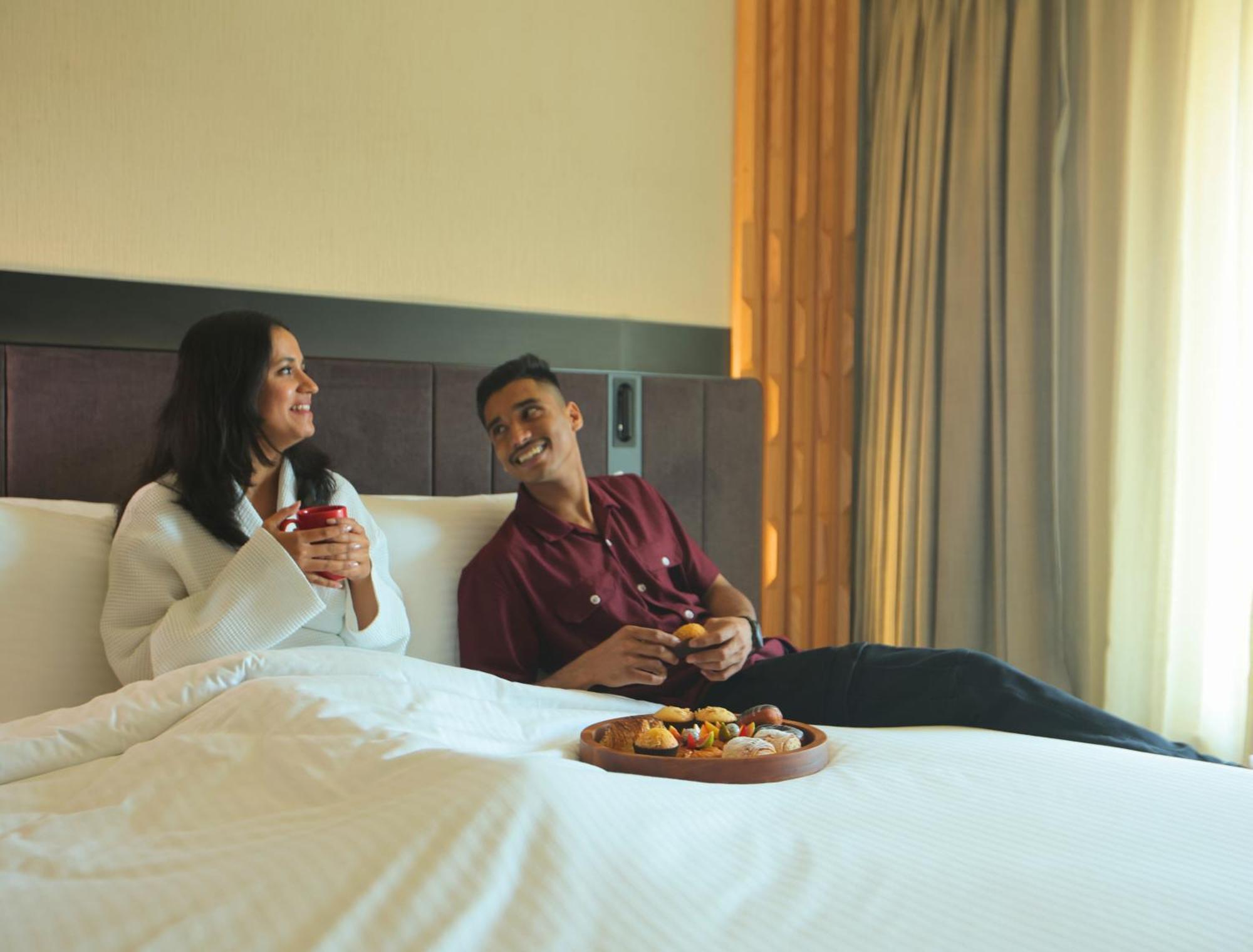 ホテル ノボテル ハイデラバード エアポート エクステリア 写真 A couple enjoying room service at a hotel